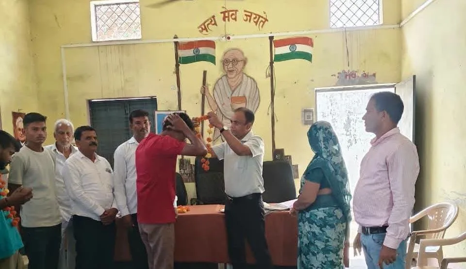 टीकमगढ़ में सफाई मित्रों का सम्मान, ग्रामीणों को दिलाई गई स्वच्छता की शपथ