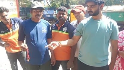 इंदौर में कचरे में चला गया सोने का मंगलसूत्र, सफाईकर्मियों ने खोजकर लौटाया
