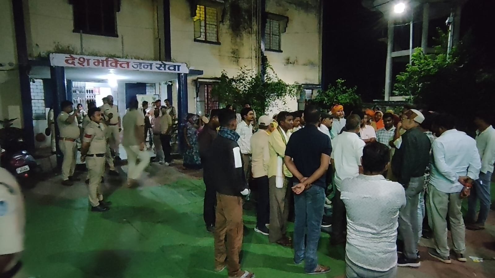 उमरिया में 13 घंटे आदिवासी ग्रामीणों का आंदोलन, कंपनी कर्मियों पर FIR की मांग