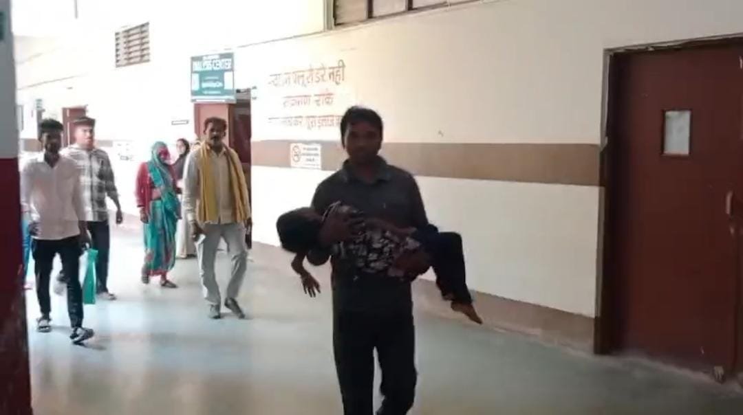 बुरहानपुर में स्कूल का लोहे का गेट 6 वर्षीय छात्रा पर गिरा, गंभीर घायल