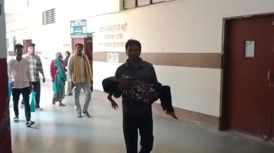 बुरहानपुर में स्कूल का लोहे का गेट 6 वर्षीय छात्रा पर गिरा, गंभीर घायल
