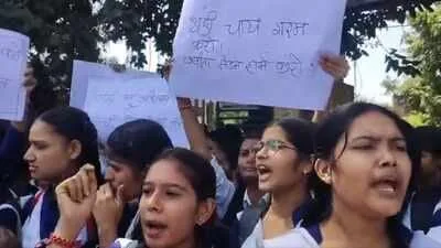 भोपाल में छात्राओं का शिक्षिका के खिलाफ प्रदर्शन, ट्रांसफर के साथ विभागीय जांच