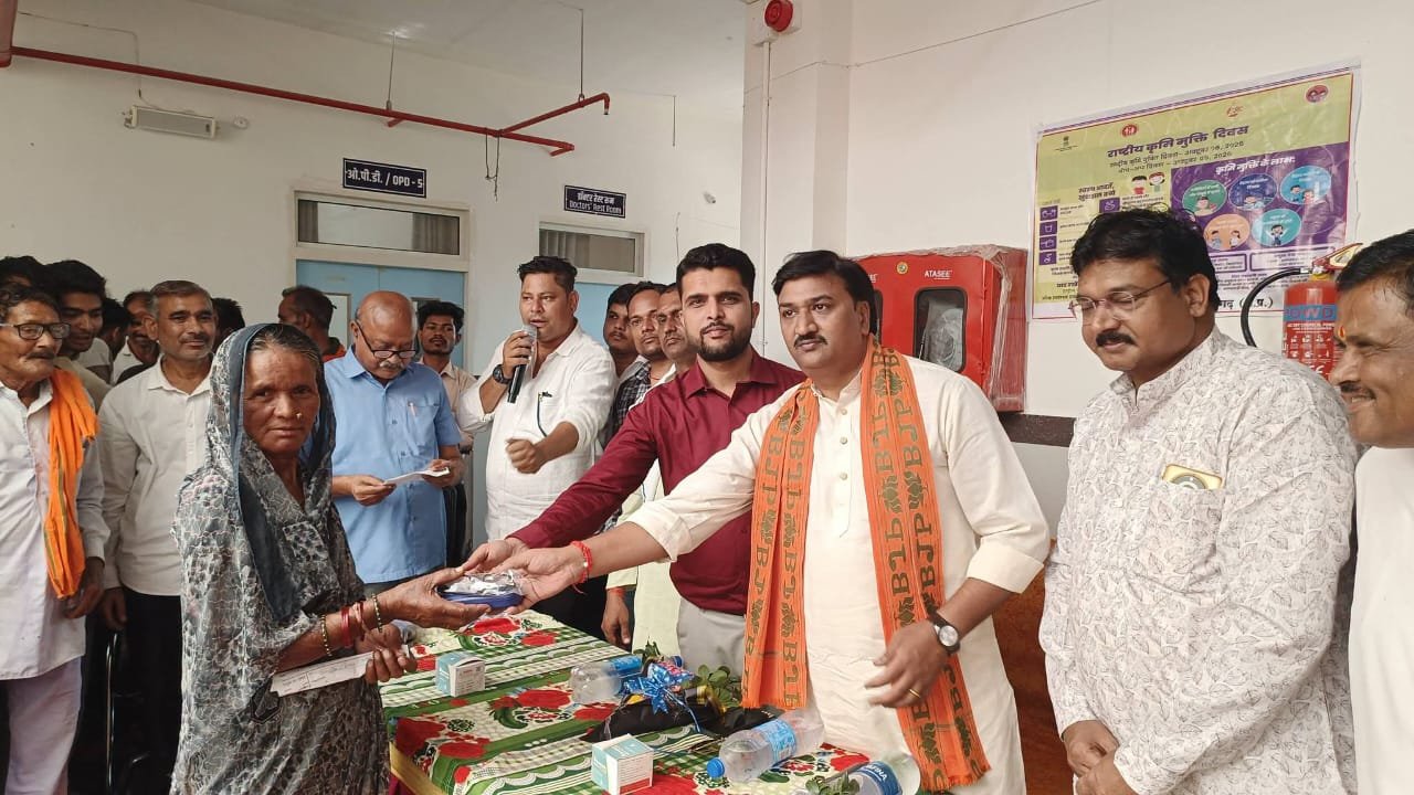 खरगापुर में नेत्र स्वास्थ्य शिविर, जांच के बाद जरूरतमंद मरीजों को बांटे गए चश्मे