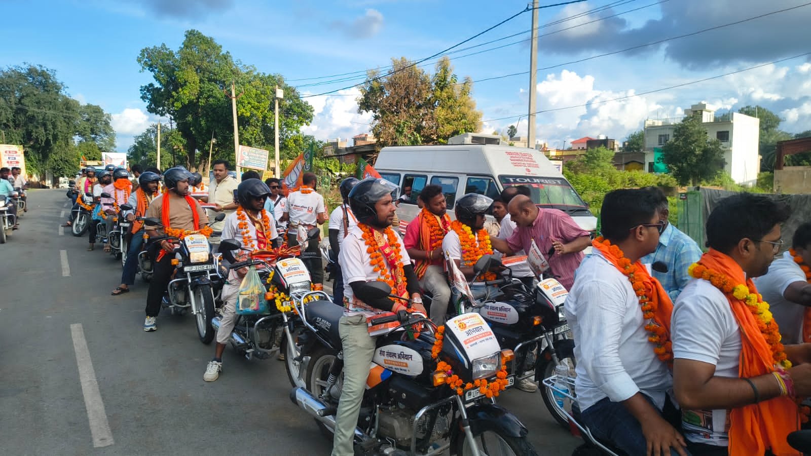 झांसी पहुंची सेवा संकल्प बाइक यात्रा, महारानी लक्ष्मीबाई की प्रतिमा पर हुआ भव्य स्वागत