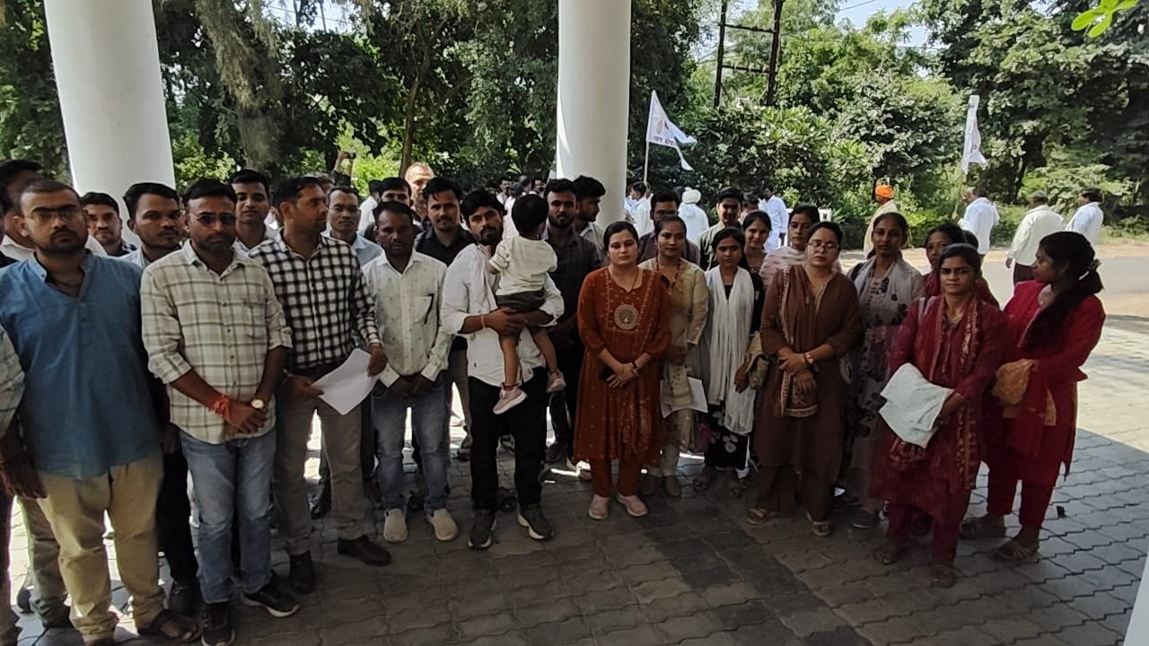 3 साल 5 महीने बाद भी 90% वेतन, खकनार के 2023 बैच के शिक्षकों ने कलेक्टर से लगाई गुहार