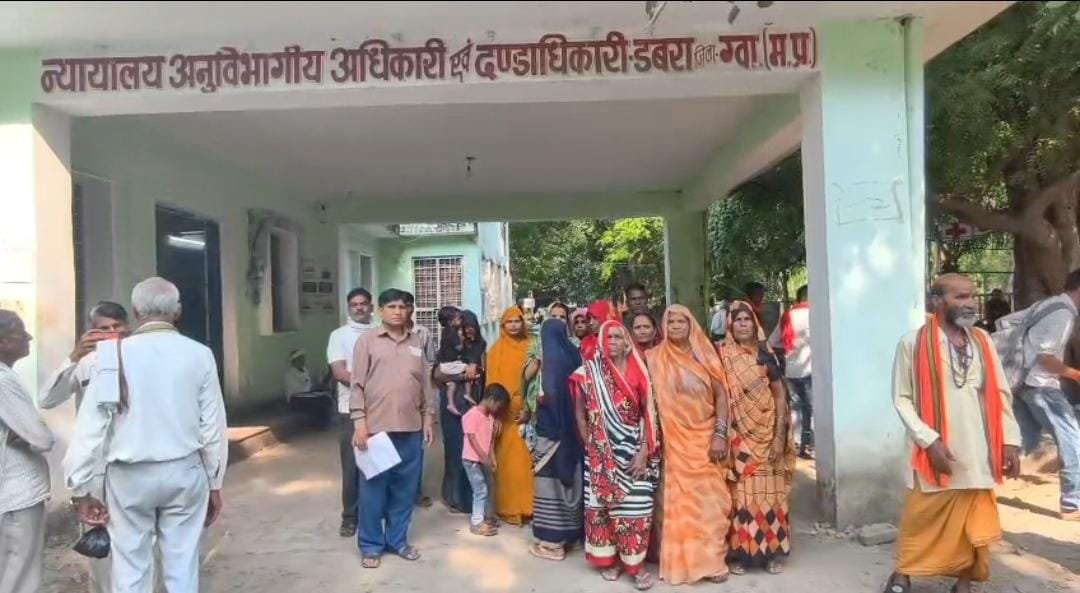 डबरा में अवैध शराब की बिक्री से परेशान महिलाओं ने सौंपा ज्ञापन