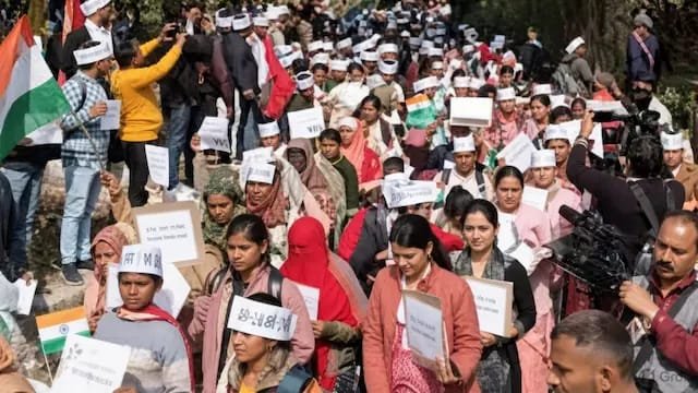 ‘एक कचौरी दो समोसा…’ भोपाल में शिक्षक अभ्यर्थियों के अनोखे नारे, नियुक्ति की मांग पर प्रदर्शन