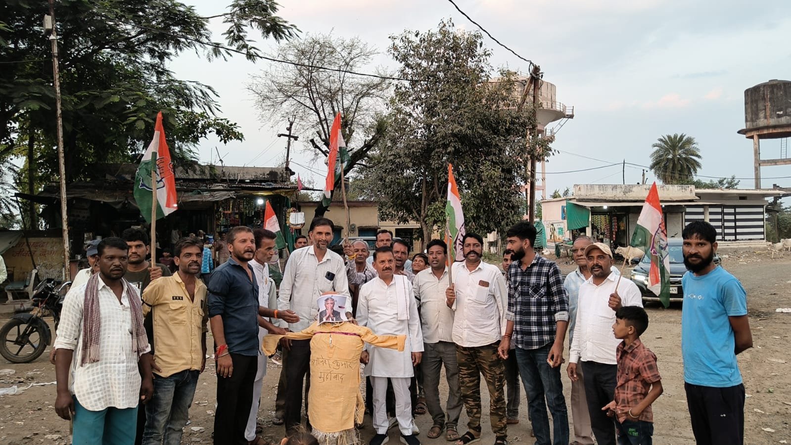 ब्रिजीसनगर में कांग्रेस कार्यकर्ताओं ने मुख्य चुनाव आयुक्त का पुतला फूंका