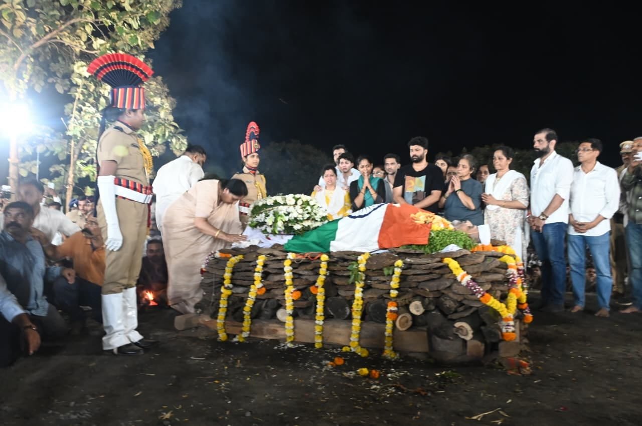 नाना पाटेकर का राजकीय सम्मान के साथ अंतिम संस्कार, बेटे मल्हार ने दी मुखाग्नि