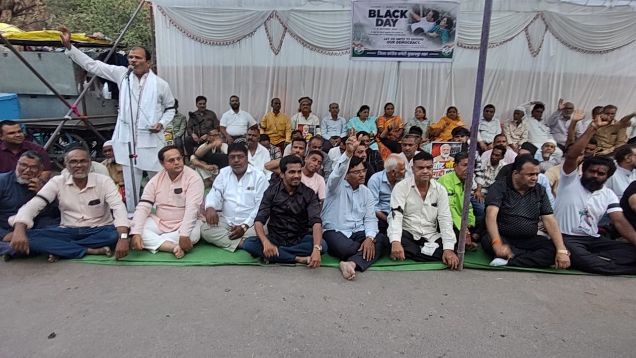 राहुल-प्रियंका पर FIR के विरोध में कांग्रेस का प्रदर्शन, बुरहानपुर में मनाया काला दिवस