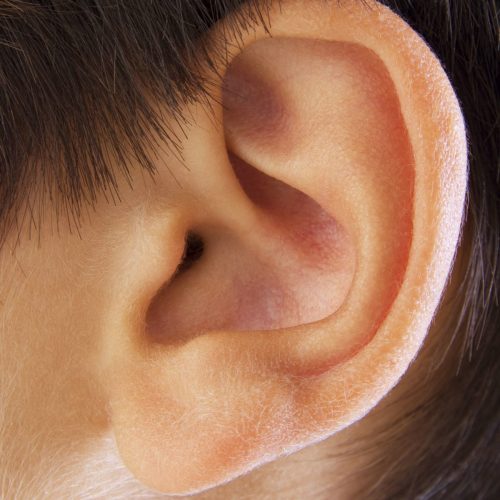 हियरिंग लॉस: जानिए 14 मुख्य कारण — कान में न डालें ये 10 चीजें