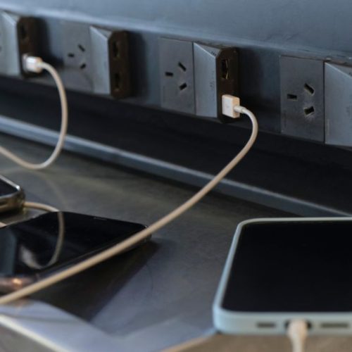 Public Charging Port Warning – यात्रा में USB चार्जिंग पोर्ट से बढ़ सकता है डेटा चोरी का खतरा