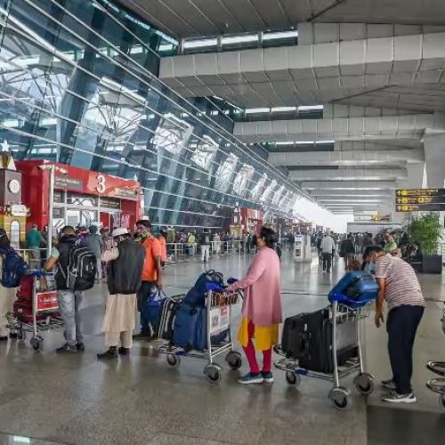 Delhi Airport Assault Case – यात्री से मारपीट के आरोप, पायलट सस्पेंड