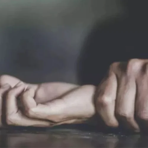 नाबालिग लड़की घर से नाराज होकर हुई लापता, युवक ने अकेला पाकर होटल में ले जाकर किया दुष्कर्म – पुलिस ने दर्ज किया मामला