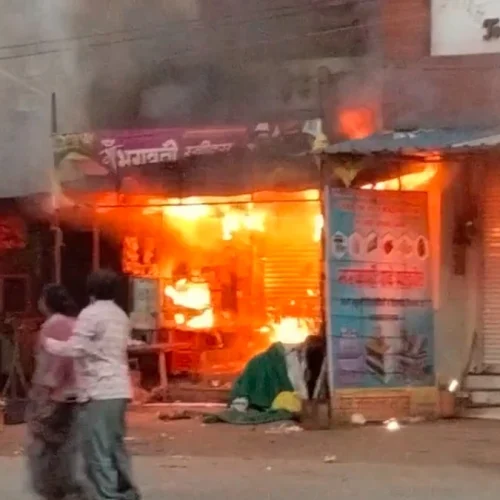 खरगोन के कसरावद में भगवती स्वीट सेंटर में लगी आग से मचा हड़कंप, फायर ब्रिगेड ने आधे घंटे की मशक्कत के बाद पाया काबू।