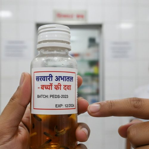 सरकारी अस्पताल में बच्चों की दवा में कीड़े मिलने की शिकायत