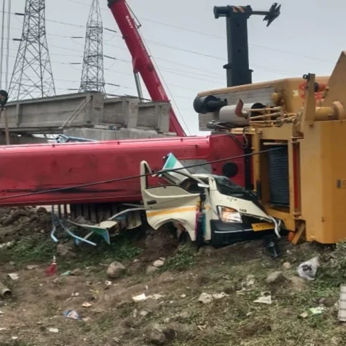 मध्य प्रदेश में रेलवे ब्रिज निर्माण के दौरान बड़ा हादसा: क्रेन गिरने से दो वाहन चपेट में, दो लोगों की मौत की आशंका