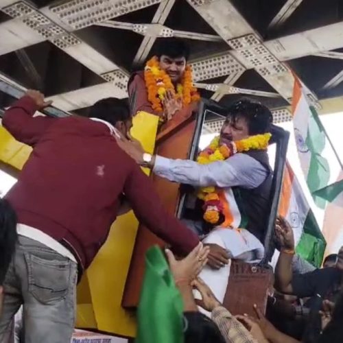 सतना में सांसद गणेश सिंह क्रेन में फंसे, झटके से नीचे आने पर गुस्से में ऑपरेटर को जड़ा तमाचा—कार्यक्रम में अफरा-तफरी