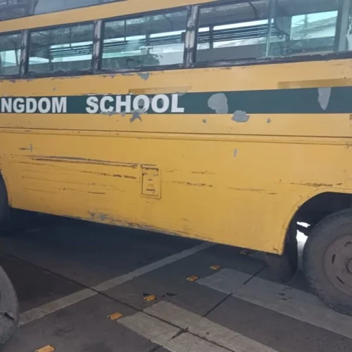 जबलपुर में स्कूली बच्चों से भरी बस का पहिया चलती गाड़ी से निकलकर 500 मीटर दूर जा गिरा, लेकिन समय रहते बस रुकी और बड़ा हादसा टल गया।