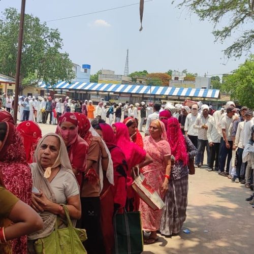 खाद वितरण केंद्र पर हंगामा: किसानों ने किया टोकन छीनने का प्रयास, व्यवस्था बाधित, वितरण करना पड़ा बंद