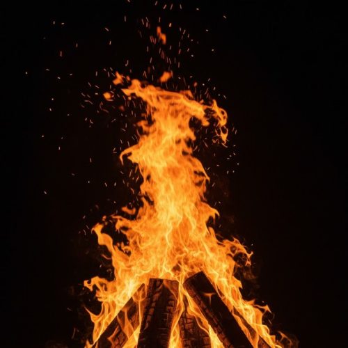 नशेड़ियों की हैवानियत: सड़क पर सोए युवक पर कचरा डालकर लगाई आग, तड़पता रहा पीड़ित, राहगीरों ने बचाया